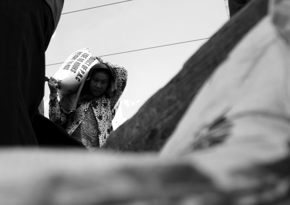 Công việc không duy trì thường xuyên, chủ gọi giờ nào thì bốc giờ đó. Những phụ nữ này cũng không có bảo hiểm, chỉ dùng sức để đổi lấy tiền đến khi nào không còn bốc vác được nữa thì phải kiếm công việc khác.