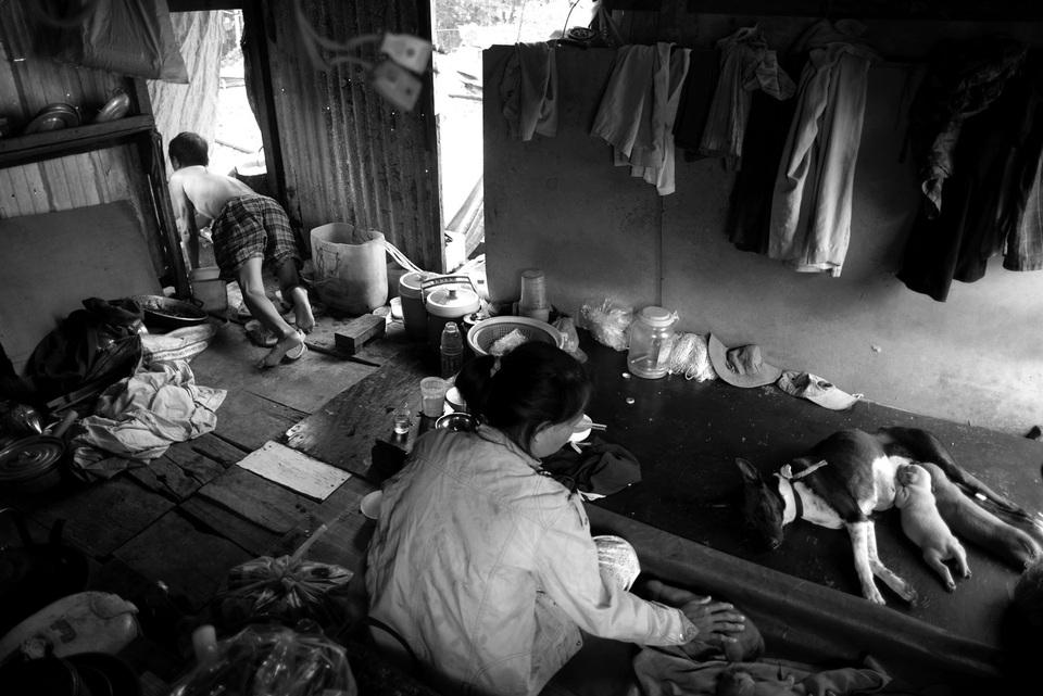 Làng chài cuối cùng trên sông Sài Gòn - 5 Ông Chứng (50 tuổi) sống một mình trên chiếc ghe cũ với mấy con chó làm bạn. Lâu lâu, em gái ông Chứng ở trên bờ xuống thăm và mang cho ông ít gạo và thức ăn. Ghe mua đã lâu lắm rồi, tôi chỉ mua ít miếng tôn về che chắn ở tạm. Mỗi lần mưa to gió lớn, cứ như muốn cuốn phăng cả người và nhà xuống sông. Ông Chứng vừa hạ tấm bạt che mưa, vừa nói chuyện.