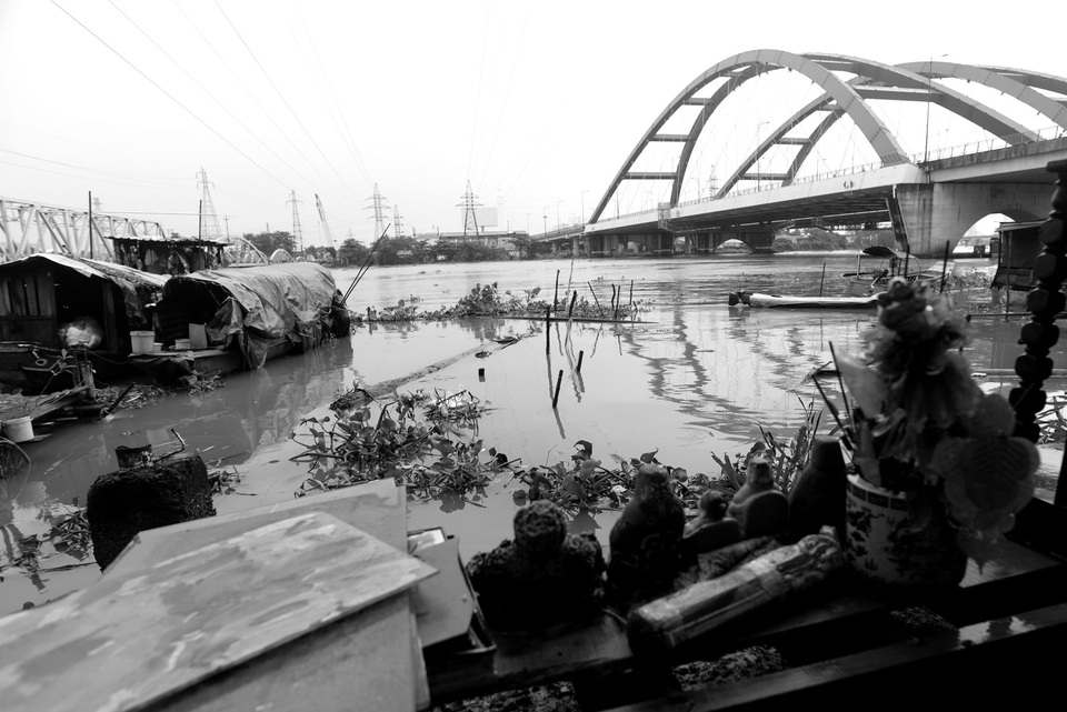 Làng chài cuối cùng trên sông Sài Gòn - 11 Dù nghèo khó, nhưng những ngư dân xóm chài rất chú trọng chuyện thờ cúng. Dưới ghe không có chỗ, họ tìm một vị trí cao trên bờ rồi đặt bàn thờ để nhang khói mỗi ngày.