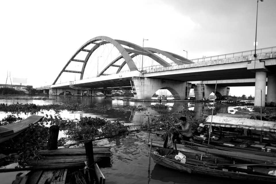Làng chài cuối cùng trên sông Sài Gòn - 4 Cuộc sống của những ngư dân ở xóm chài thiếu thốn đủ thứ, nhưng họ sống gắn bó và thường hay giúp đỡ nhau những lúc khó khăn.
