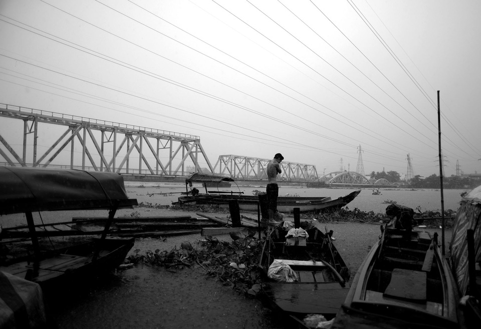 Làng chài cuối cùng trên sông Sài Gòn - 10
Những chiếc ghe cũ chắp vá, mỗi lần mưa gió họ lại phải tháo chạy lên bờ trú nhờ nhà dân vì sợ gió cuốn cả người lẫn ghe xuống sông.