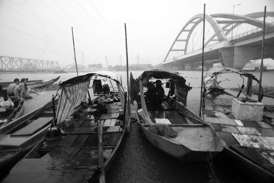 Làng chài cuối cùng trên sông Sài Gòn - 1 Xóm chài với ba hộ gia đình nằm trên sông Sài Gòn, đoạn giữa hai cầu Bình Lợi mới và cũ.