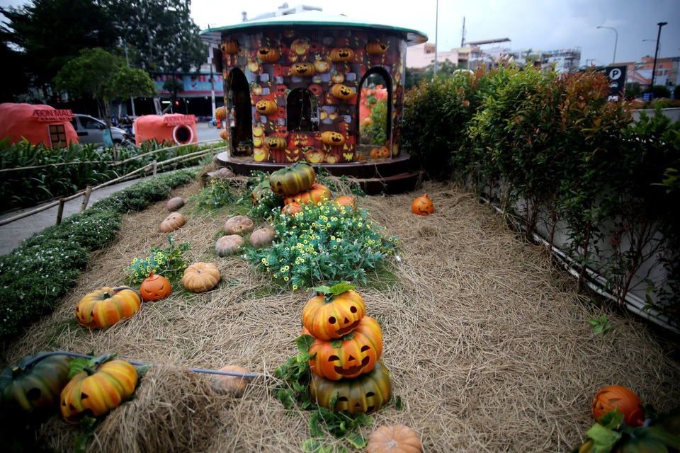 Người ta tin rằng trong ngày lễ này linh hồn của những người đã chết sẽ về thăm nhà, để lại những lời nhắn nhủ trong giấc mơ. Vì vậy họ sẽ treo trước cửa nhà mình một chiếc đèn lồng bằng bí ngô, khoét hình mặt người ma quái.