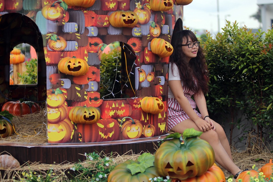 Các bạn trẻ thích thú, tạo dạng bên trong khu vườn bí ngô.