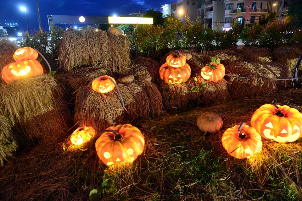 Không gian khu vườn không lớn nhưng được thiết kế độc đáo, đẹp mắt nên tạo ra không khí Halloween thu hút mọi người.