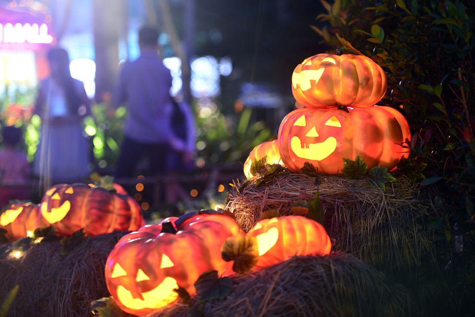 Những quả bí ngô hình mặt người phát sáng trong đêm.