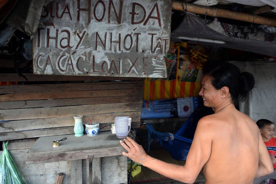 Túp lều hạnh phúc của người thợ sửa xe khuyết tật - 7
Anh Hồng chia sẻ, đời hai vợ chồng đã khổ rồi chỉ cố gắng đầu tư cho các con để chúng đỡ khổ.
