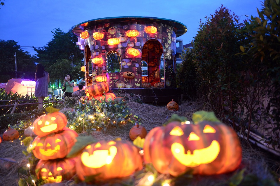 Khu vườn lung linh về đêm khi các quả bí ngô phát sáng khắp khu vườn.