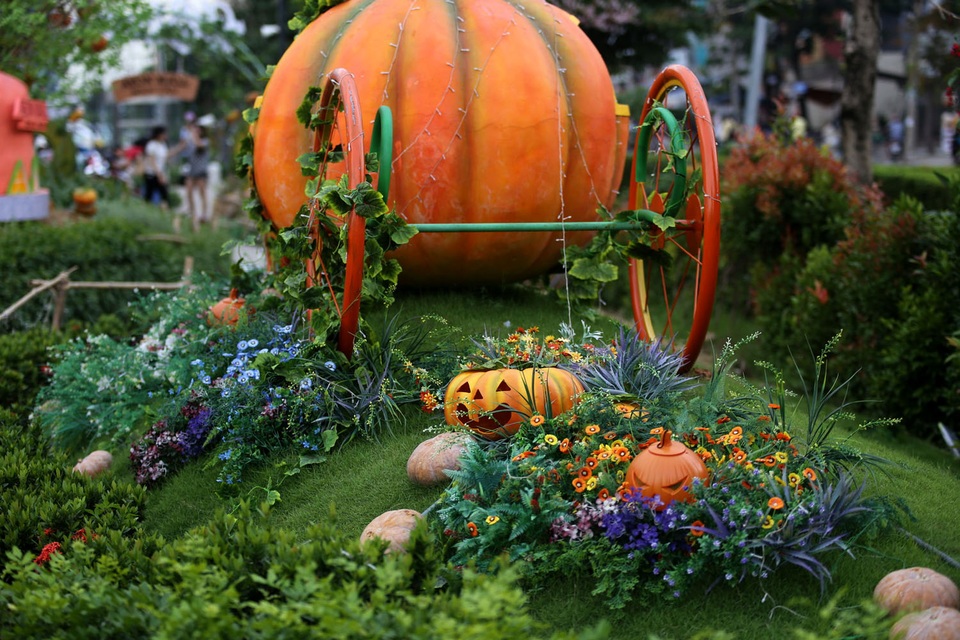 Một chiếc xe chở quả bí ngô nặng khổng lồ đặt bên trong khu vườn. Ngoài bí ngô giả, các quả bí ngô thật cũng được đặt bên trong khu vườn.