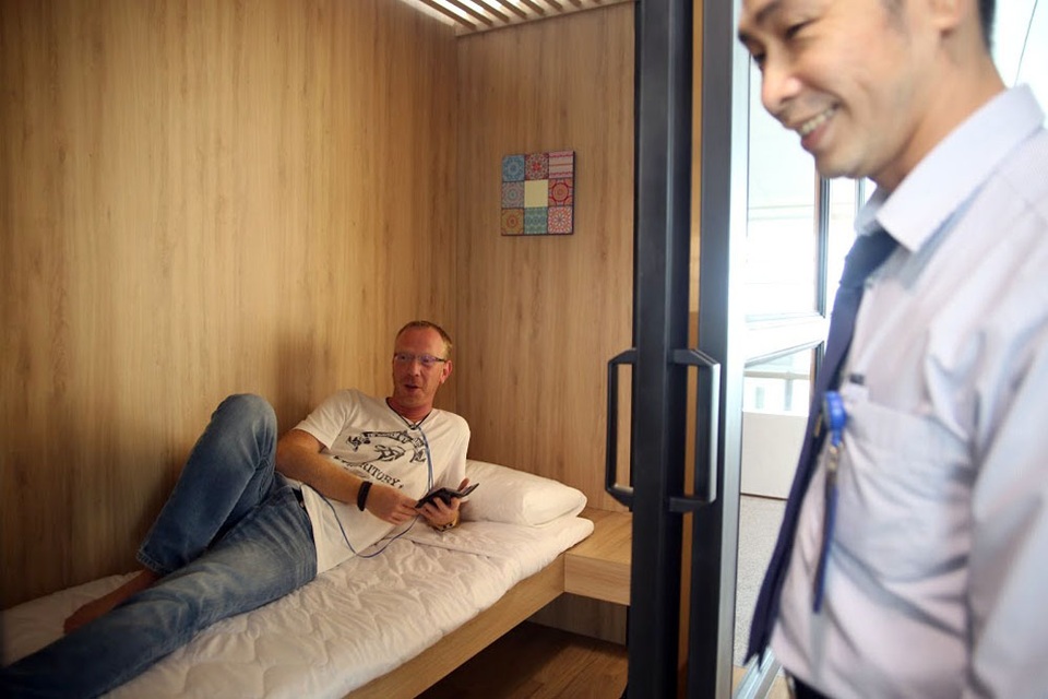 Mỗi phòng ngủ mini có diện tích khoảng 4m2, cao 2,7m được trang bị tranh treo tường, đèn ngủ, ổ cắm điện, giường nệm, gối...phù hợp cho một người nằm nghỉ thay vì phải ngồi chờ nhiều giờ đồng hồ. Thời gian sử dụng là 7 USD (khoảng 140.000 đồng/ 1 giờ).