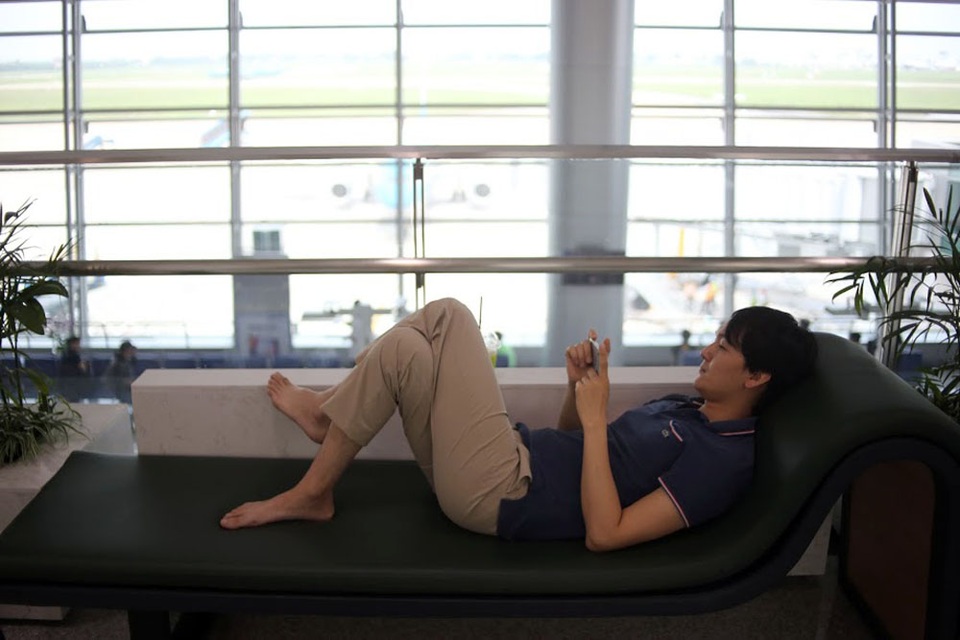 Những chiếc ghế ngủ được thiết kế dài, lót xốp bọc da giúp hành khách nằm êm và thoải mái nhất. Mỗi chiếc ghế đều đặt cách khá xa nhau tao sự yên tĩnh cho mỗi người.