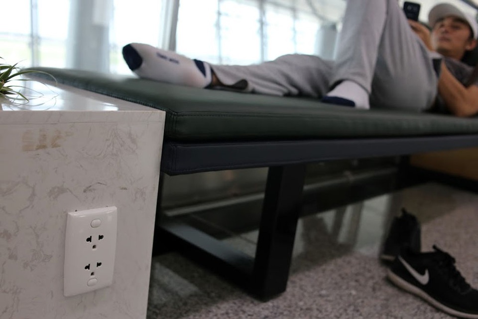 Ở cạnh mỗi chiếc ghế ngủ đều trang bị ổ cắm điện phục vụ nhu cầu sạc điện thoai và đồ điện tử.