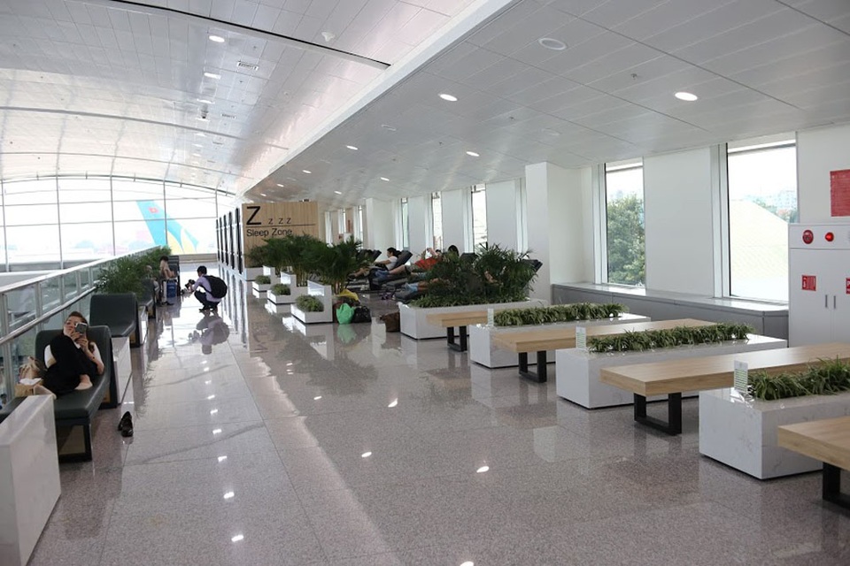 Phần cánh này nằm nối tiếp về phía đông của nhà ga quốc tế T2 hiện hữu, với sảnh chờ và mở thêm 7 cổng ra máy bay, gồm 3 cổng tại tầng 3 đi bằng ống lồng và 4 cổng tại tầng trệt, di chuyển bằng xe buýt.