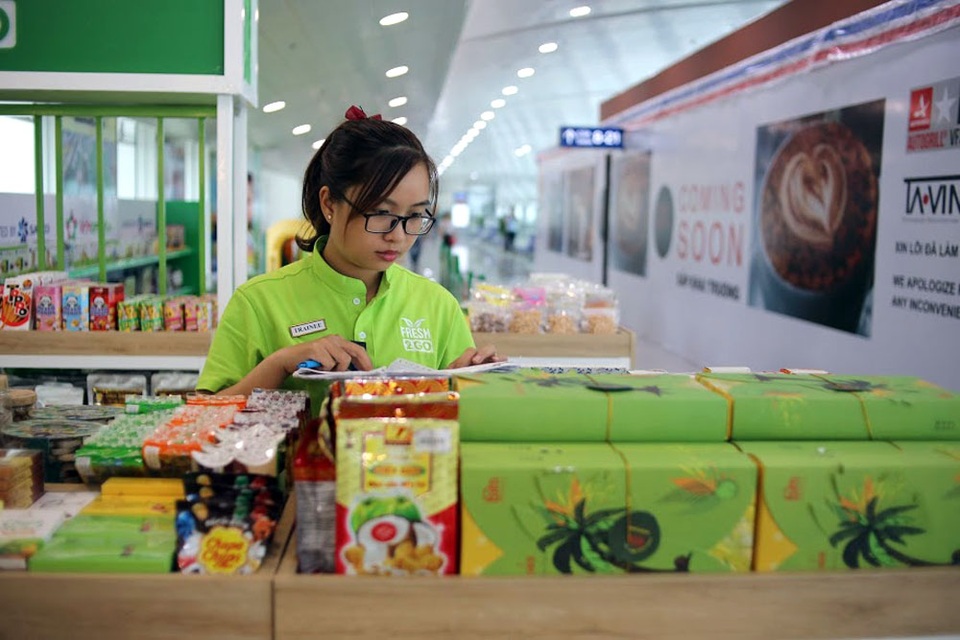 Hệ thống cửa hàng tiện lợi cũng chính thức hoạt động. Cửa hàng cung cấp các mặt hàng đặc sản, thực phẩm, thức ăn như cơm, bánh mì, nước uống...với hình thức mang đi với giá cả chỉ khoảng 20.000 đồng.