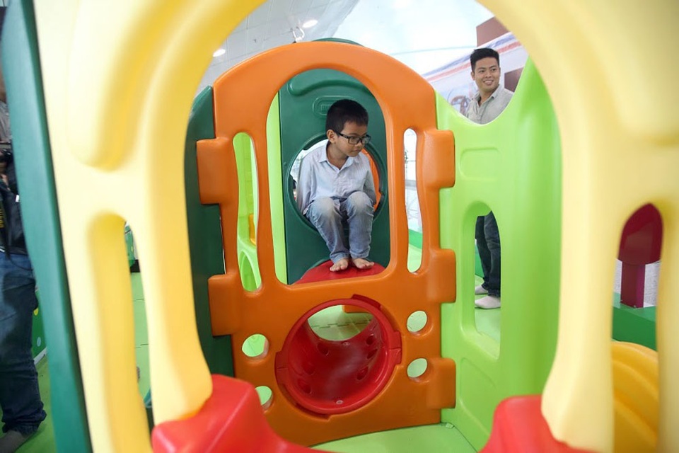 Ngoài ra, còn có nhiều cầu trượt, nhà đồ chơi giúp các em phát triển về thể chất. Khu vui chơi hoàn toàn miễn phí cho cả trẻ em và người lớn.