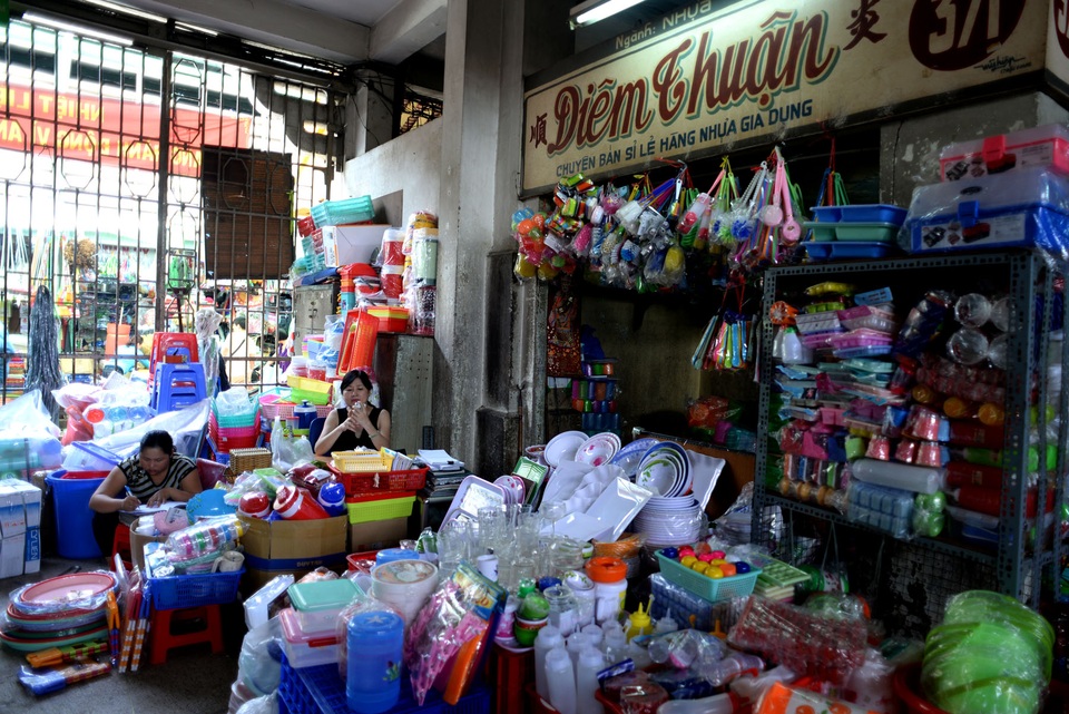 Tiểu thương di dời hàng hóa khỏi khu chợ cổ nhất Sài Gòn - 5 Theo ban quản lí chợ Bình Tây, khoảng 95% tiểu thương đã nhận sạp tại chợ tạm và sẽ di dời trong vài ngày.