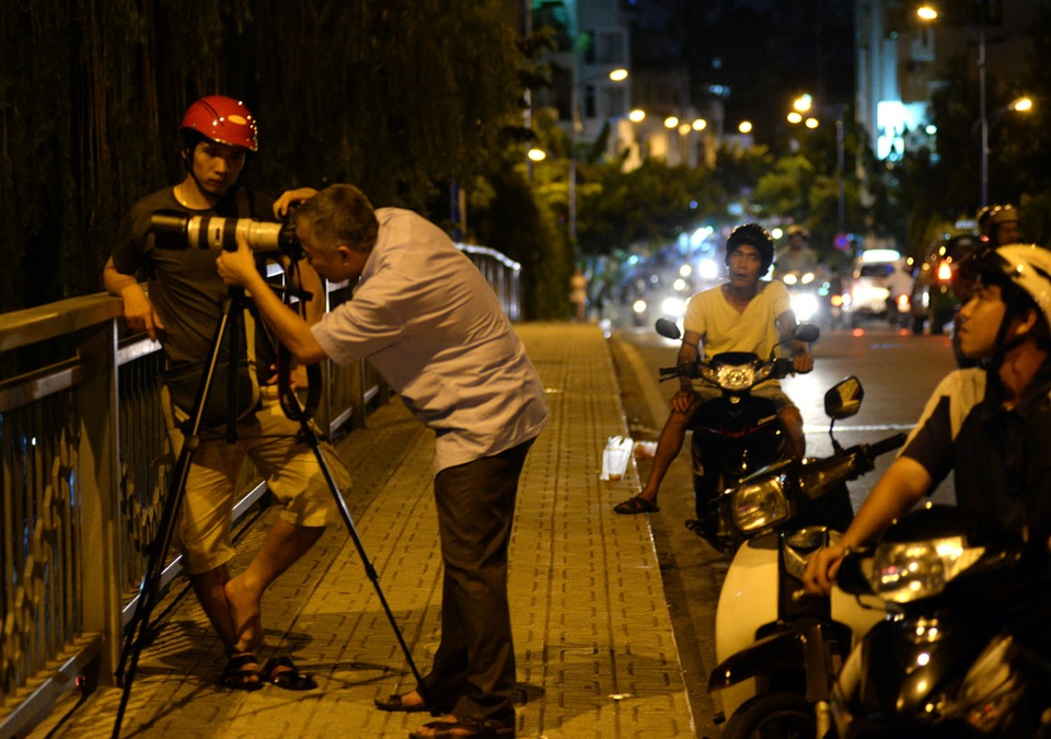 Ngắm siêu trăng trên bầu trời Sài Gòn - 10 
Nhiều người tìm những địa điểm cao như các nhà cao tầng, cầu để săn siêu trăng.