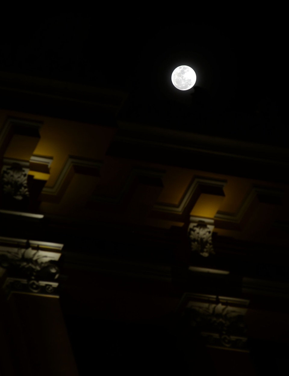 Ngắm siêu trăng trên bầu trời Sài Gòn - 9 Siêu Trăng nằm trên đầu tòa nhà Bưu điện thành phố.