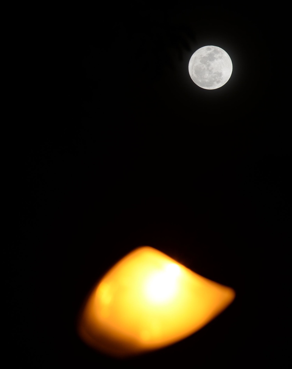 Ngắm siêu trăng trên bầu trời Sài Gòn - 5 Siêu Trăng xuất hiện song song với ánh đèn đường tại TPHCM.