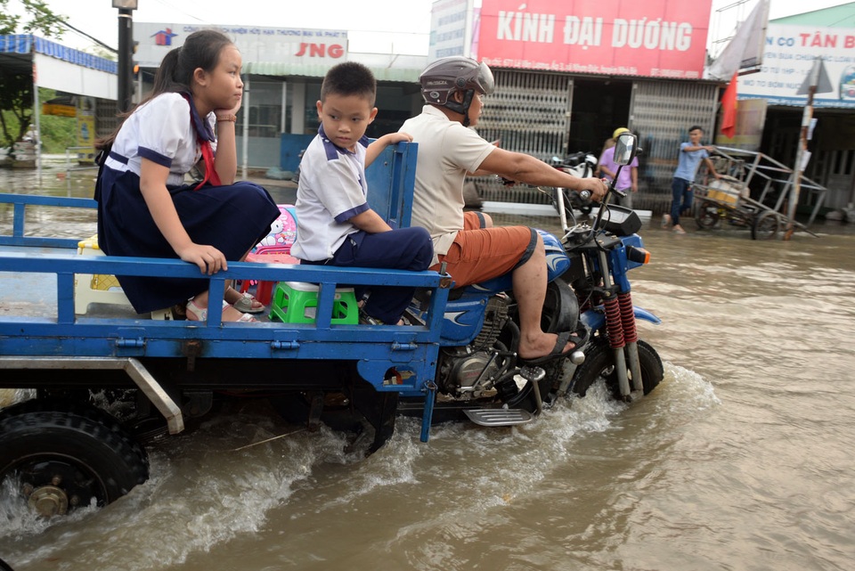 TP HCM: Triều cường dâng cao, nhiều người ngã sõng soài trong dòng nước - 12 Nhiều phụ huynh phải thuê xe ba gác chở con đi học về.