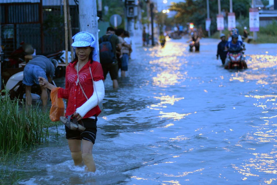 TP HCM: Triều cường dâng cao, nhiều người ngã sõng soài trong dòng nước - 5 Chị Thảo bị gãy tay nên không dám ngồi xe máy mà xuống lội bộ qua khỏi biển nước.
