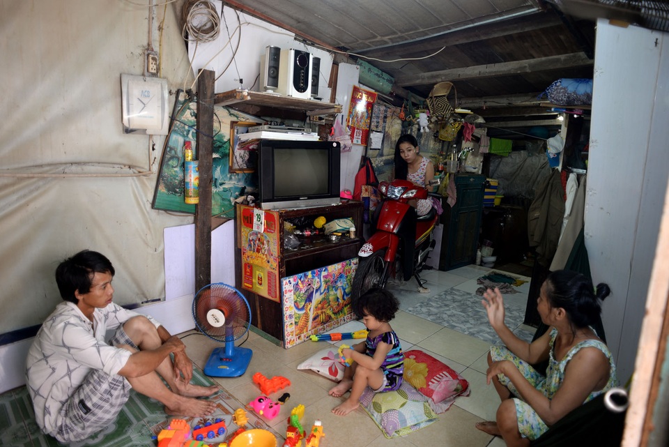 Cuộc sống ở xóm ổ chuột tăm tối ven sông Sài Gòn - 5
Gia đình cô Lệ với 5 thành viên thuộc ba thế hệ cùng sinh sống dưới căn nhà ven sông. Hàng ngày, chồng cô cùng con rể đi phụ hồ, cô Lệ cùng con gái buôn bán. Đối với phận nghèo như họ, đây là một nơi ở lý tưởng.