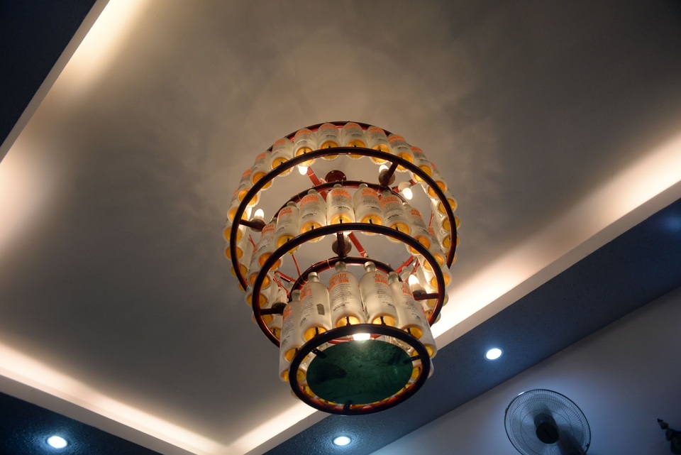 Độc, lạ ở ngôi nhà nội thất được làm từ hơn 1.000 chai lọ - 15
Chiếc đèn chiếu sáng treo trên trần nhà được chế tác từ chai lọ, tạo ra ánh sáng đẹp mắt nhờ phản chiếu của thủy tinh.