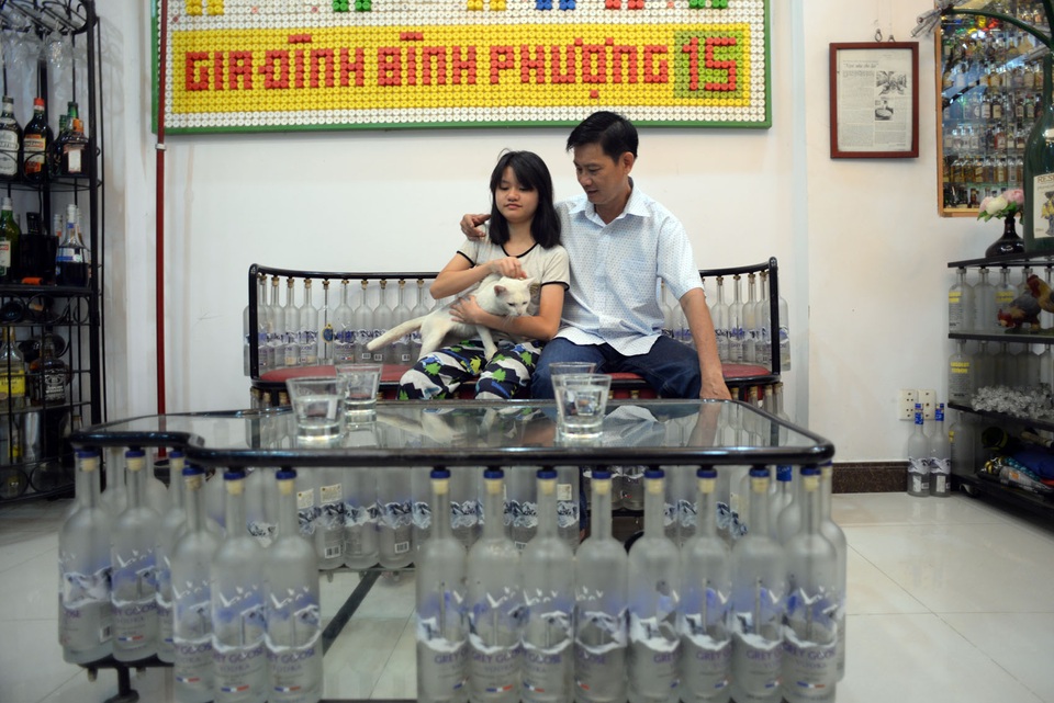 Độc, lạ ở ngôi nhà nội thất được làm từ hơn 1.000 chai lọ - 3 Bộ bàn ghế đầu tiên anh Bình chế tác ra được đặt trong phòng khách của gia đình.