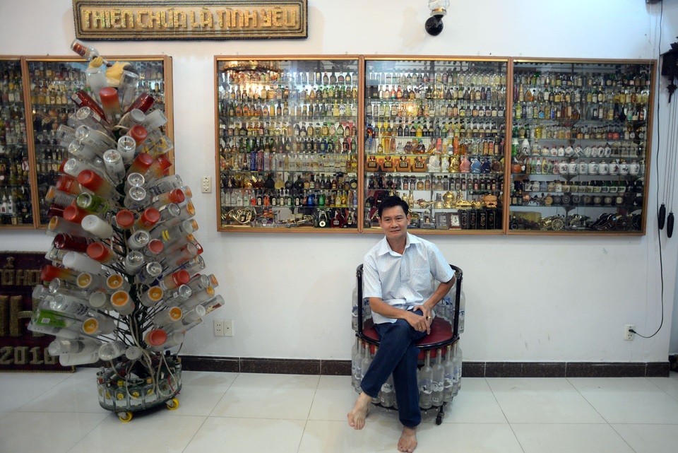 Độc, lạ ở ngôi nhà nội thất được làm từ hơn 1.000 chai lọ - 5 Anh Bình bên bộ sưu tập những chiếc chai lọ của mình suốt hơn 15 năm qua.