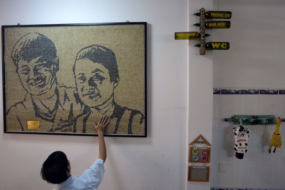 Độc, lạ ở ngôi nhà nội thất được làm từ hơn 1.000 chai lọ - 9 Bức tranh hai vợ chồng người đàn ông đam mê sưu tập chai lọ được làm từ những chiếc ốc vít.