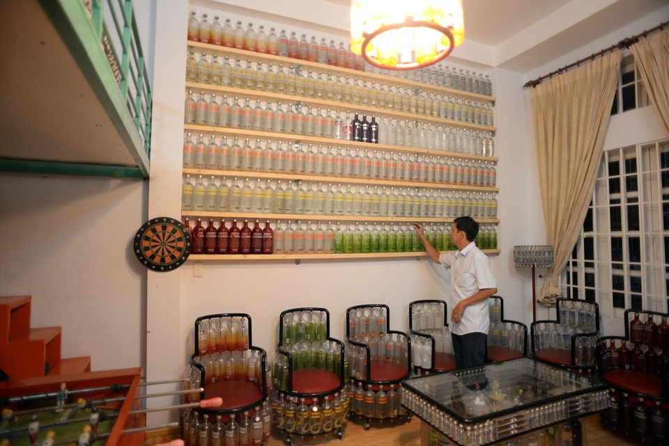 Độc, lạ ở ngôi nhà nội thất được làm từ hơn 1.000 chai lọ - 2 Trong căn nhà anh ở quận Tân Phú tràn ngập các sản phẩm từ chai lọ.