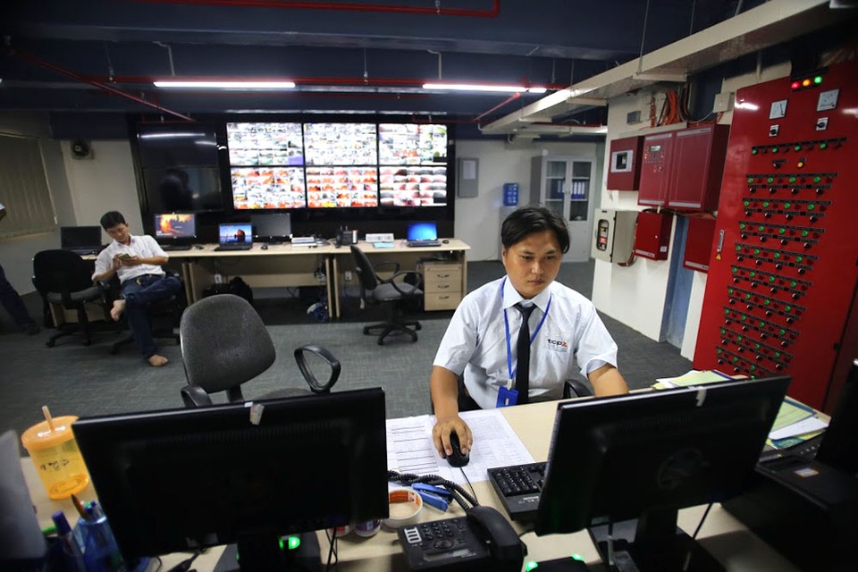 Phòng điều hành là nơi theo dõi toàn bộ hoạt động của nhà xe, với 12 màn hình lớn, mỗi chiếc hiện thị 25 khung quan sát hình ảnh từ camera.