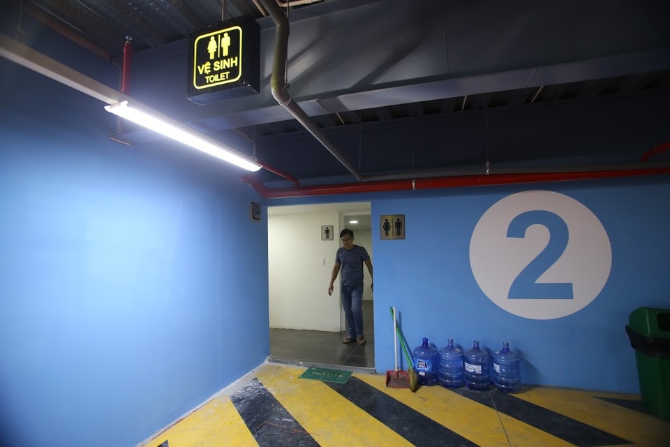 Bên trong nhà để xe có nhà vệ sinh, văn phòng quản lý, bảo vệ, rửa xe. Ngoài ra, còn có 4 thang máy trục giữa hai đầu đưa khách lên xuống các tầng, hai thang băng tải, 2 thang cuốn kết nối giữa tầng hầm và khu vực để xe.