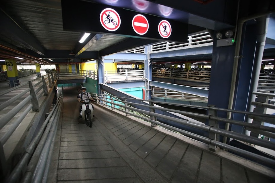 Tại khu vực đỗ xe máy, lối lên xuống không quá dốc, bề mặt được tạo vạch chống trơn trượt giúp người điều khiển dễ di chuyển.