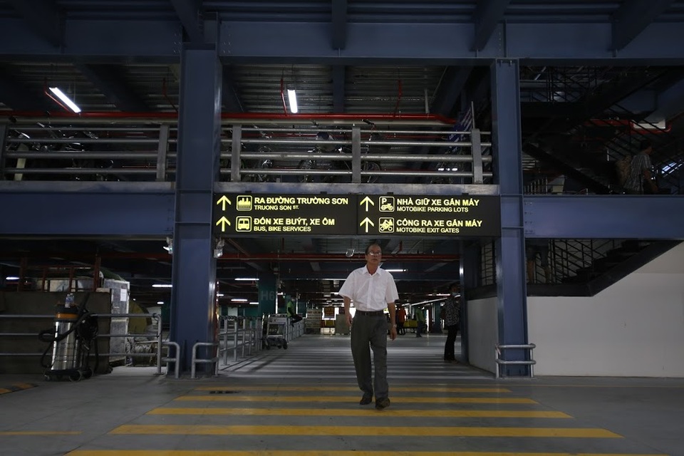 Ngoài hệ thống thang máy, nhà xe còn 10 cầu thang bộ lên xuống các tầng, được phân bố đều khắp các vị trí. Khu vực hành lang ra vào bãi giữ xe rộng rãi.