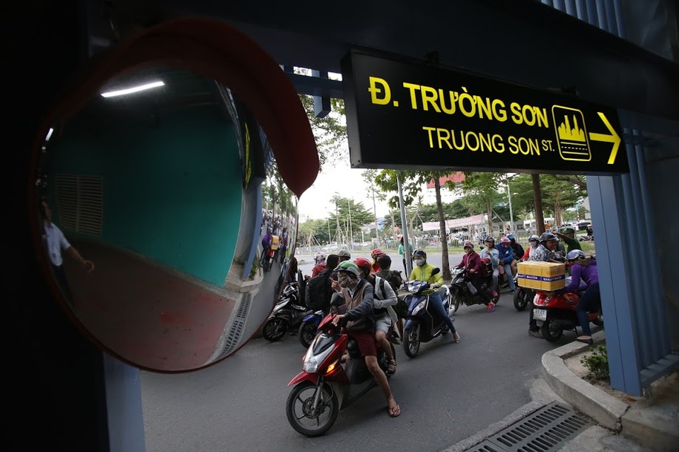 Tại các khúc cua đều lắp gương cầu lồi lớn.