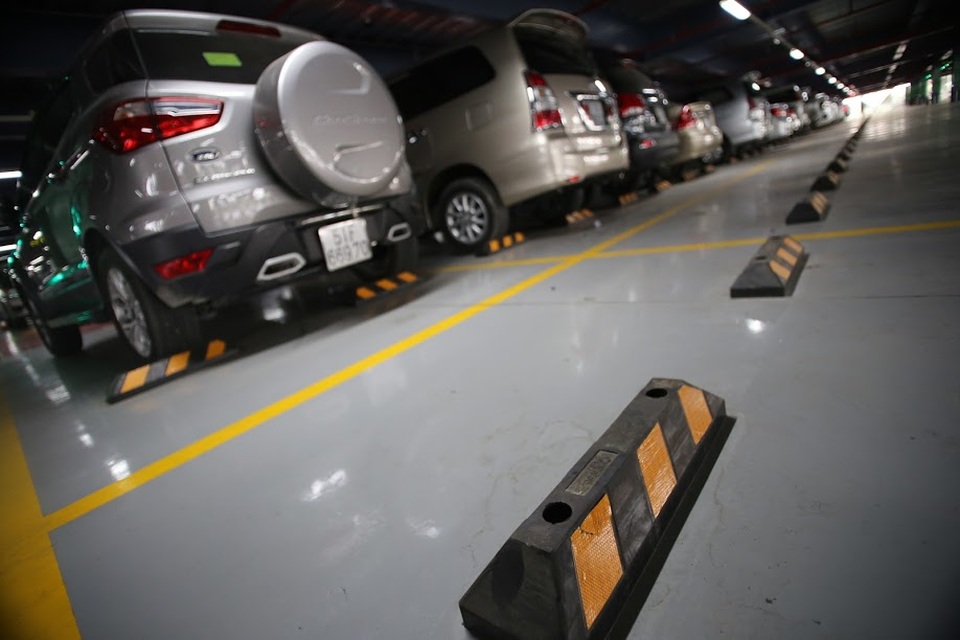 
Sàn đỗ ô tô được đắp các ụ nổi để tránh va chạm.
