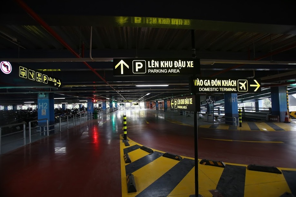 
Theo quy hoạch, tầng 1 (tầng trệt) chủ yếu để xe cán bộ, nhân viên cảng và cho thuê kinh doanh. Tầng lửng dùng để giữ xe máy cho khách. Từ tầng 2-5 được sử dụng đỗ ô tô. Biển hướng dẫn được thiết kế bằng đèn hộp ánh sáng giúp người đi lại dễ quan sát trong đường hầm.
