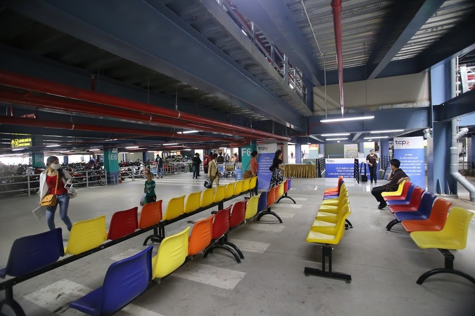 Dãy ghế dành cho khách ngồi chờ bên trong nhà xe.