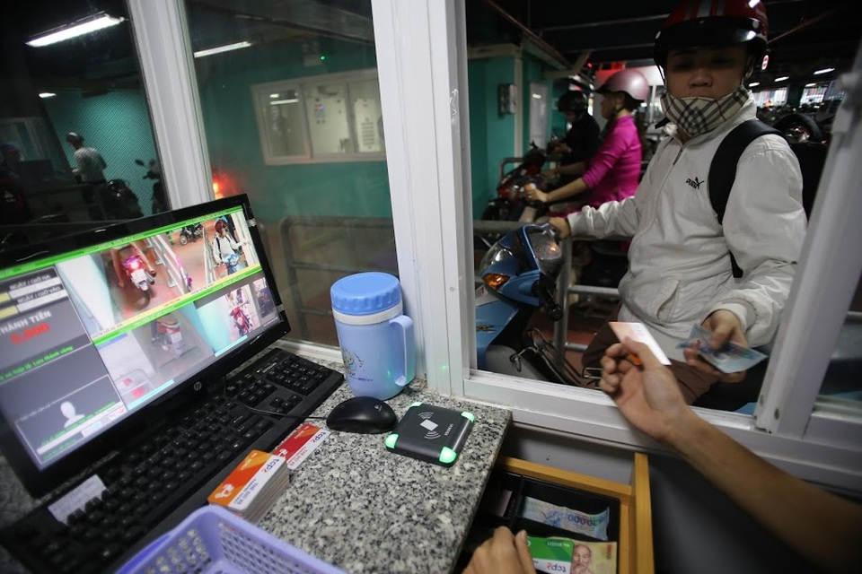 Mỗi khi xe máy vào, sẽ có 2 nhân viên trực ở mỗi trạm để cấp thẻ từ ghi số xe cho khách. Thẻ được phân biệt với nhiều loại như thẻ ngày, thẻ tháng, ôtô, taxi, xe hợp đồng...