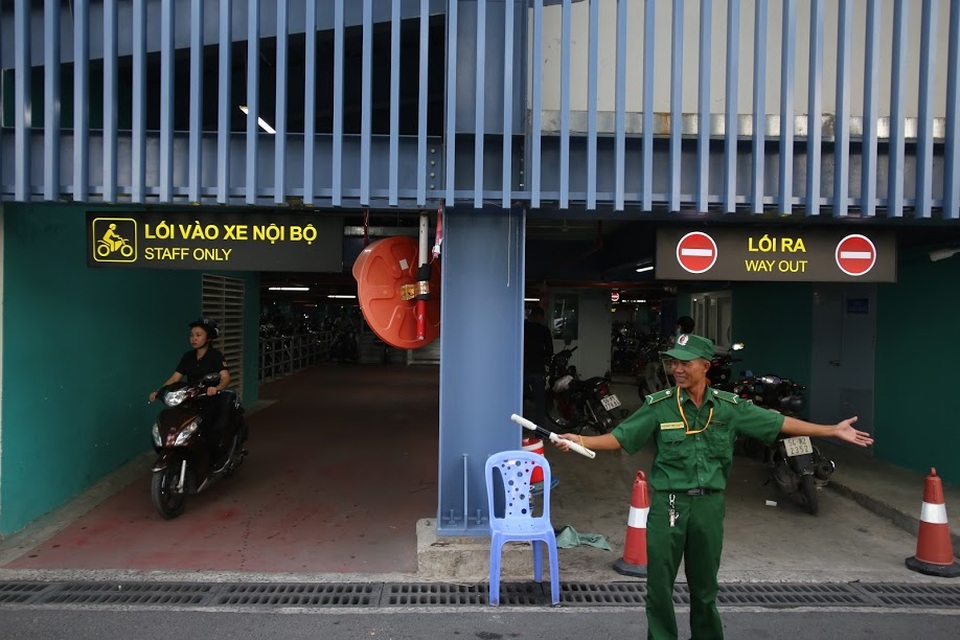 Lối ra vào dành cho xe máy đặt 3 trạm tiếp nhận và thu phí khá rộng.