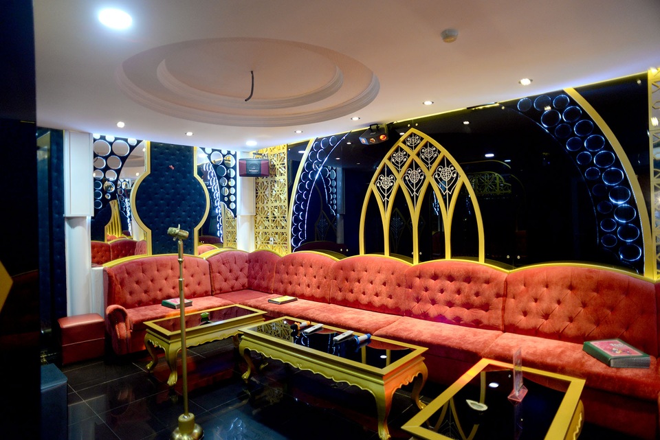 TPHCM đồng loạt kiểm tra PCCC tại các quán bar, karaoke - 4 Bên trong các phòng vẫn còn sử dụng ốp bằng vật liệu dễ cháy.