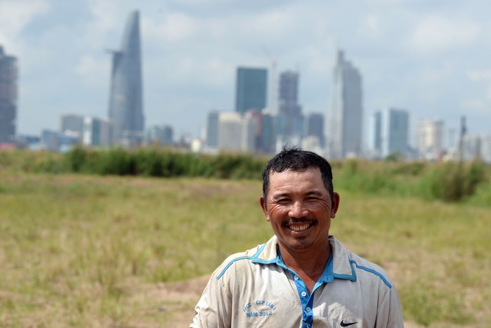 "Tỷ phú" chăn trâu với cuộc sống... lang bạt kỳ hồ - 13
Hiện tại, con cái ông Tời đều lớn và đã có công việc ổn định nên ông không phải lo lắng nhiều. Cứ nửa năm ông đem bán đàn trâu, lấy vốn rồi đi qua Campuchia mua tiếp lứa khác về nuôi. Cuộc sống của ông cứ gắn liền với con trâu, với cuộc sống lang bạt kỳ hồ như thế.