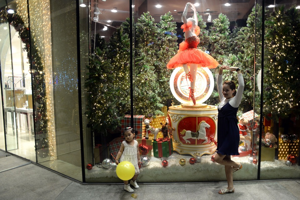 Không khí Giáng sinh rộn ràng đường phố Sài Gòn - 13
Hai mẹ con nhí nhảnh tạo dáng bên gian hàng noel ở trung tâm thương mại trên đường Hàm Nghi.
