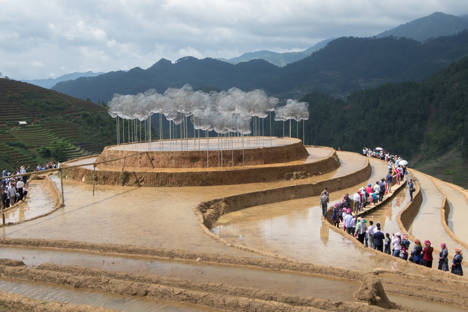 Đám mây bằng hàng vạn viên pha lê lấp lánh trên ruộng bậc thang Mù Cang Chải - 1 Tác phẩm “Mây pha lê” trên đồi mâm xôi ruộng bậc thang La Pán Tẩn. Một đường đi bằng gỗ được dựng bao quanh tác phẩm phục vụ du khách tham quan để đảm bảo hoạt động của triển lãm không gây hại tới danh thắng.