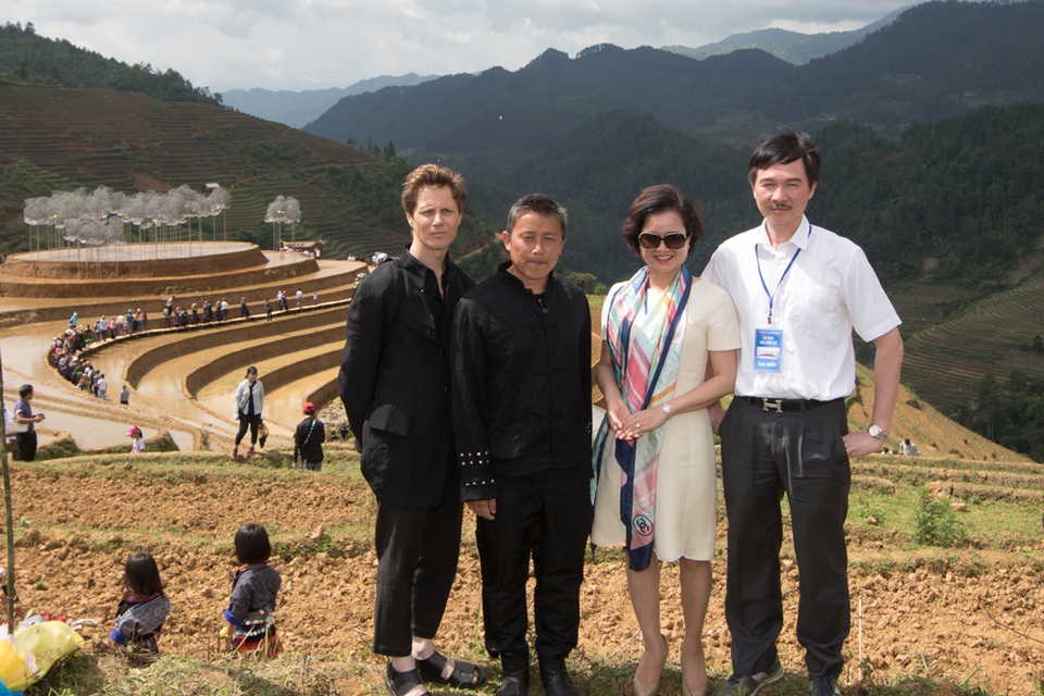 Đám mây bằng hàng vạn viên pha lê lấp lánh trên ruộng bậc thang Mù Cang Chải - 2 Hai nghệ sĩ Andy Cao và Xavier Perrot (bên trái) cùng bà Nguyễn Thị Hương Liên, Phó tổng giám đốc Công ty cổ phần Sao Thái Dương, bên tác phẩm “Mây pha lê”.