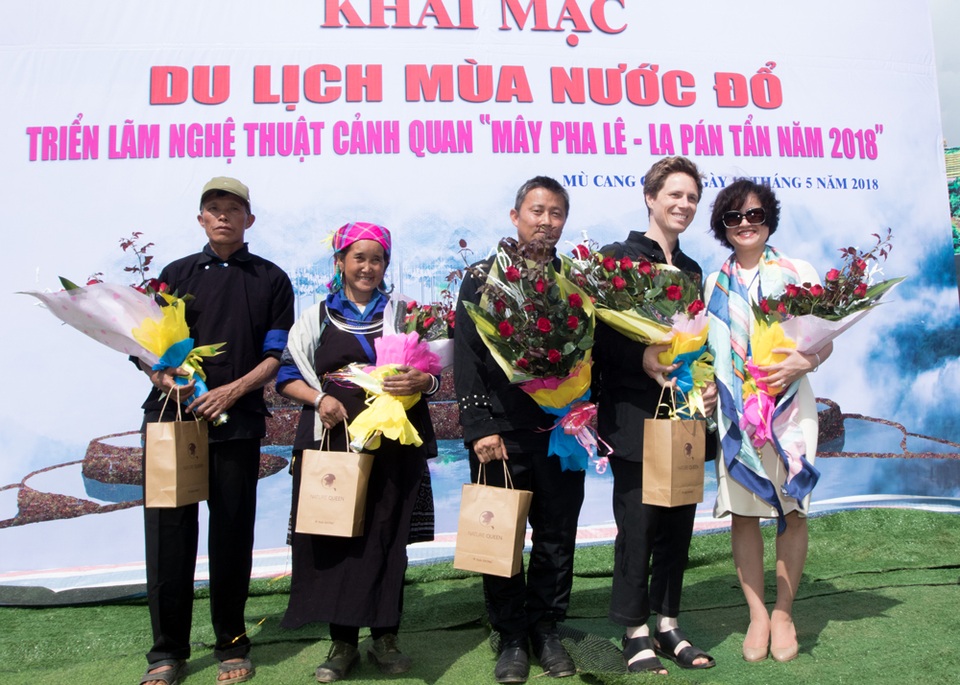 Đám mây bằng hàng vạn viên pha lê lấp lánh trên ruộng bậc thang Mù Cang Chải - 3 Hai tác giả của “Mây pha lê” cùng các nông dân địa phương có ruộng bậc thang phối hợp làm triển lãm.