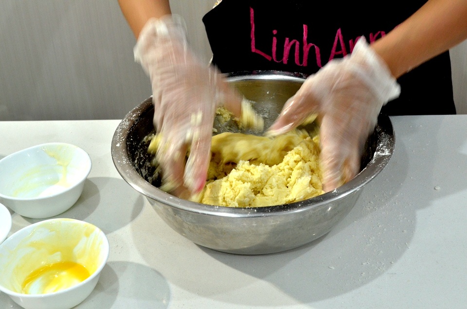 Ngộ nghĩnh bánh Trung thu thủ công - 1 Nhào bột.