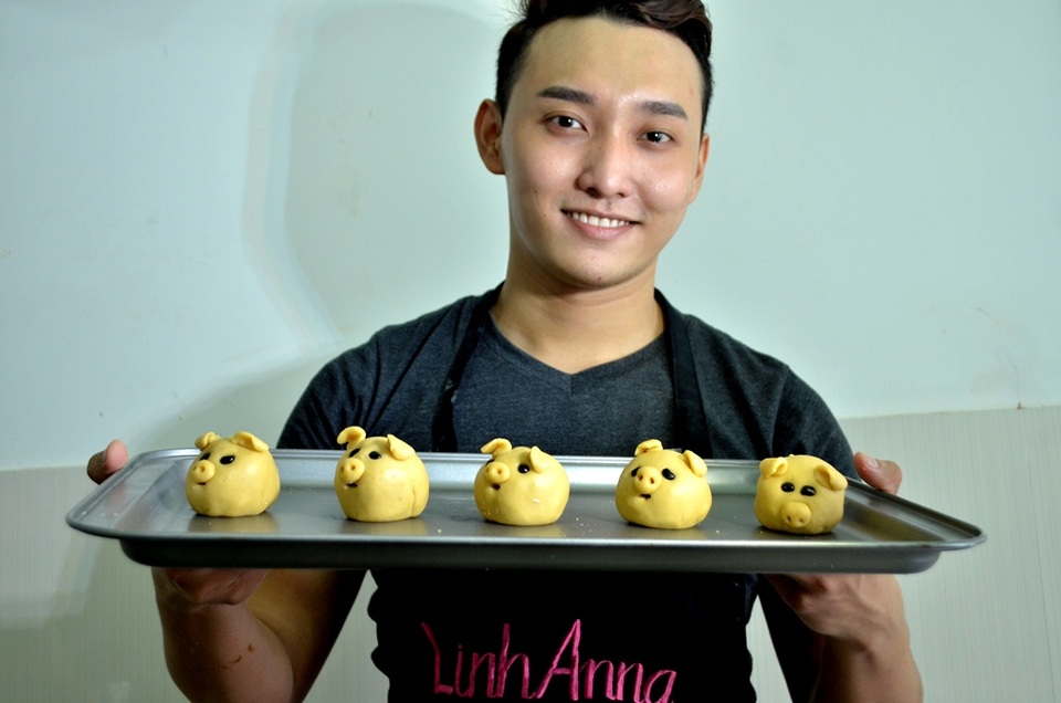 Ngộ nghĩnh bánh Trung thu thủ công - 11 Người thợ bánh bên bầy heo con của mình.