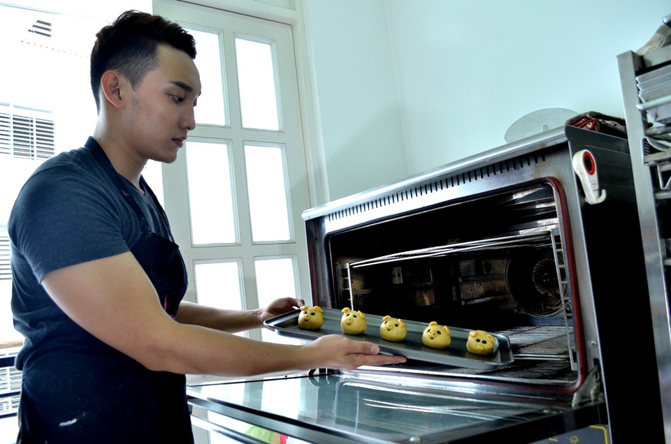 Ngộ nghĩnh bánh Trung thu thủ công - 12 “Chuẩn bị mừng Trung thu nhé, bé cưng!” người thợ bánh trẻ này mỗi khi cho một mẻ vào lò nướng đều nói vui như thế.